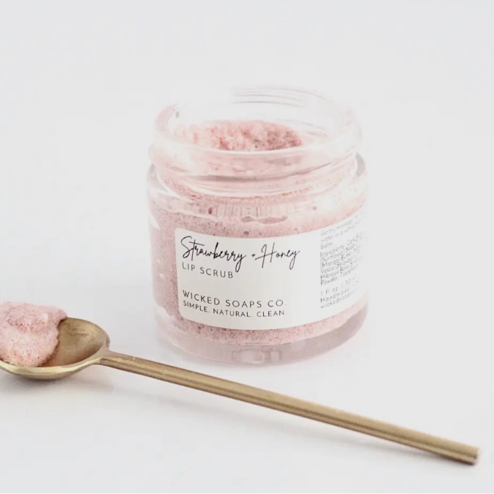 🆕🤍RESTOCK🚨STRAWBERRY LIP POLISH 👄